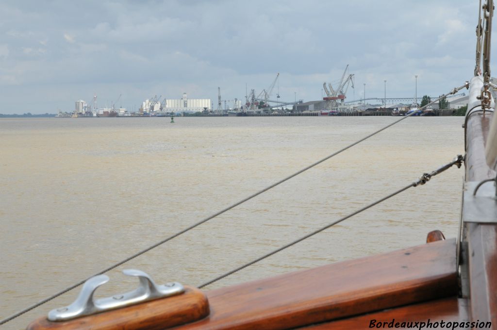 Le port de Bordeaux à Bassens est spécialisé dans les céréales, le multivrac, les conteneurs et le bois.