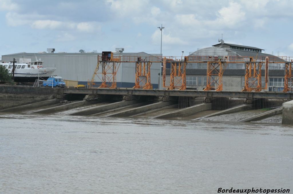 Quand un bateau a besoin de se refaire une petite beauté c'est par ici qu'il faut entrer : les chantiers navals de Bordeaux.