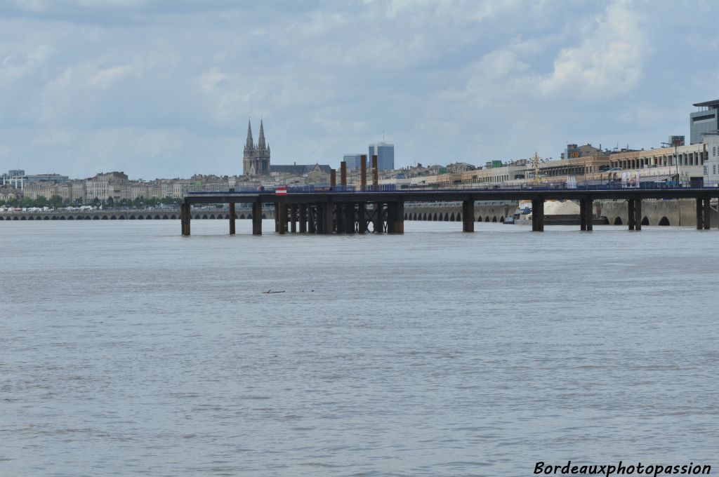 Une vue de Bordeaux qui ne sera plus dès que les piliers du nouveau pont vont surgir des eaux du fleuve.