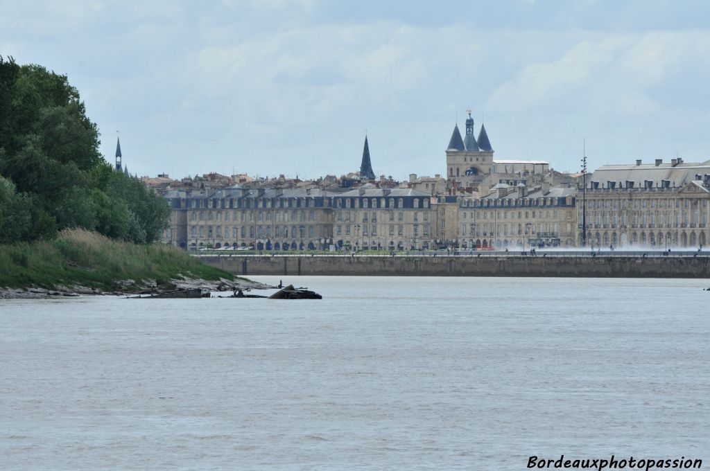 Il reste encore quelques épaves du grand sabordage de Bordeaux en 1944.