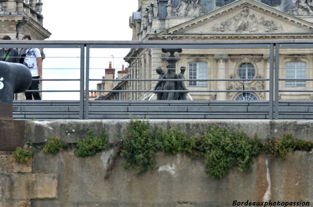 On dirait que la fontaine des Trois Grâces de la place de la Bourse déverse son eau dans la Garonne. Halte au gaspillage !