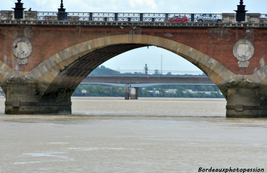 Pas question de passer sous le pont de pierre avec le Sinbad dont le mat fait 23 mètres de haut. Un demi-tour statégique est alors nécessaire.