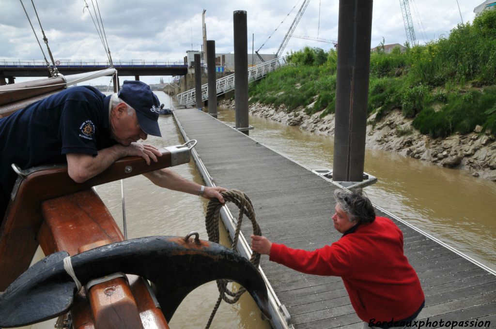 C'est le terme de notre balade dominicale. Il faut accoster au ponton de Bacalan en attendant la marée haute... mais pour aller où ?