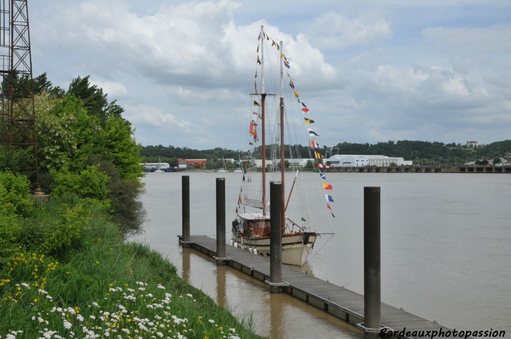 Il faudra attendre quelques heures afin que le niveau de l'eau permette l'ouverture des vannes. Le bassin à flot étant le port d'attache du Sinbad.