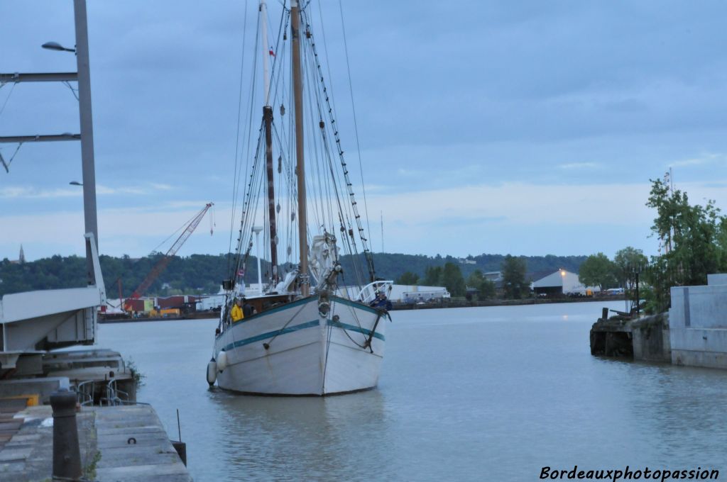 A 21h le pont tournant a pivoté et les vannes se sont ouvertes pour laisser entrer les bateaux. C'est le quetch Arawak qui entre le premier...