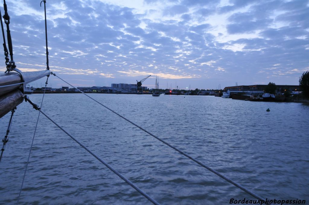 Nous sommes arrivés au bassin n°2 où l'on aperçoit la base sous-marine. Ce bassin est le port d'attache du Sinbad.