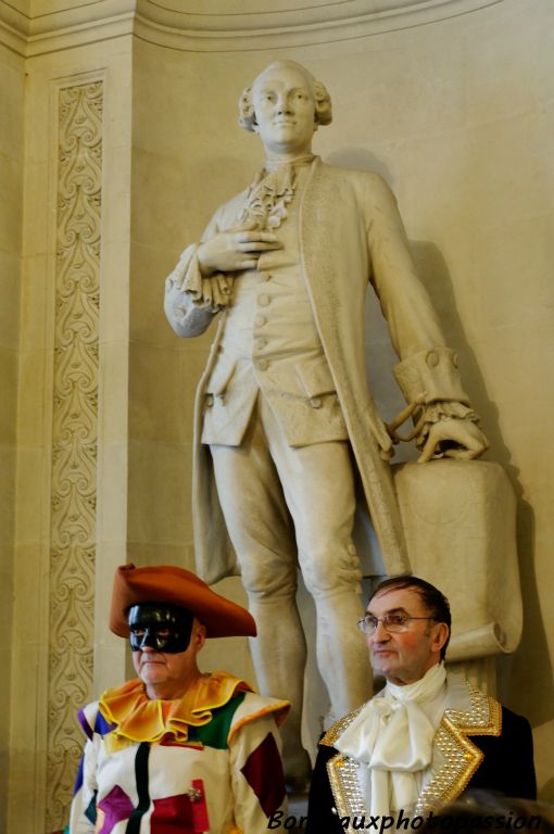 Au pied de la statue de l'architecte parisien du Grand-Théâtre,  Victor Louis, les costumes sont de sortie.