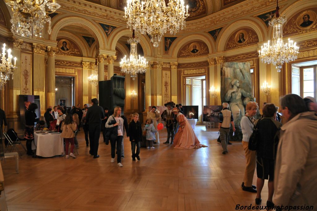 Dans le "Grand Foyer" nouvellement restauré appelé "Salon Gérard Boireau", les spectateurs y trouvent des décors, des photos, des costumes...