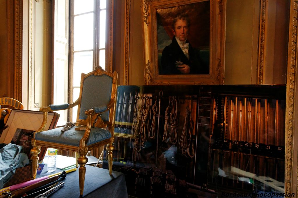 Dans le foyer voisin, les accessoires ayant été utilisés pour des opéras divers nous font rêver...