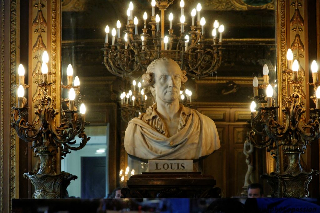 Mais le buste de Victor Louis semble attentif à une autre scène...