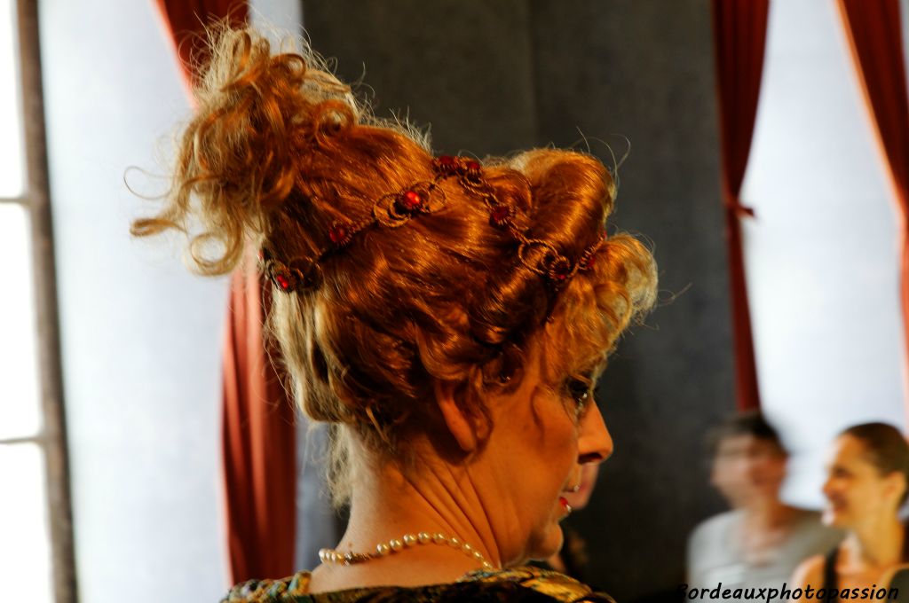 Une belle coiffure mais où peut-on se faire une beauté dans ce Grand-Théâtre ?