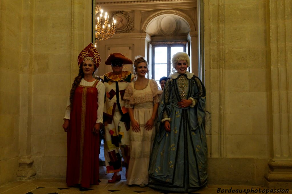 En fait quelques privilégiés vont avoir le privilège de défiler dans les plus beaux costumes d'opéra devant une foule ébahie.