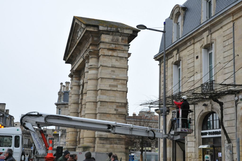 Samedi 27 février 2010, il se passe quelque chose d'étrange près de la porte d'Aquitaine sur la place de la Victoire.