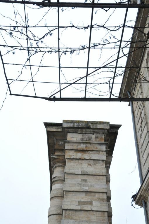 Ce bâtiment était à l'origine relié à la porte monumentale par un pavillon.