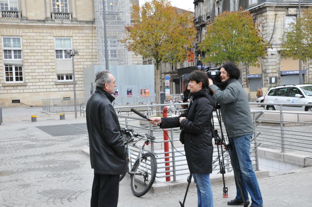 L'œnologue donne des explications sur ce cépage "txakoli" pour France 3.