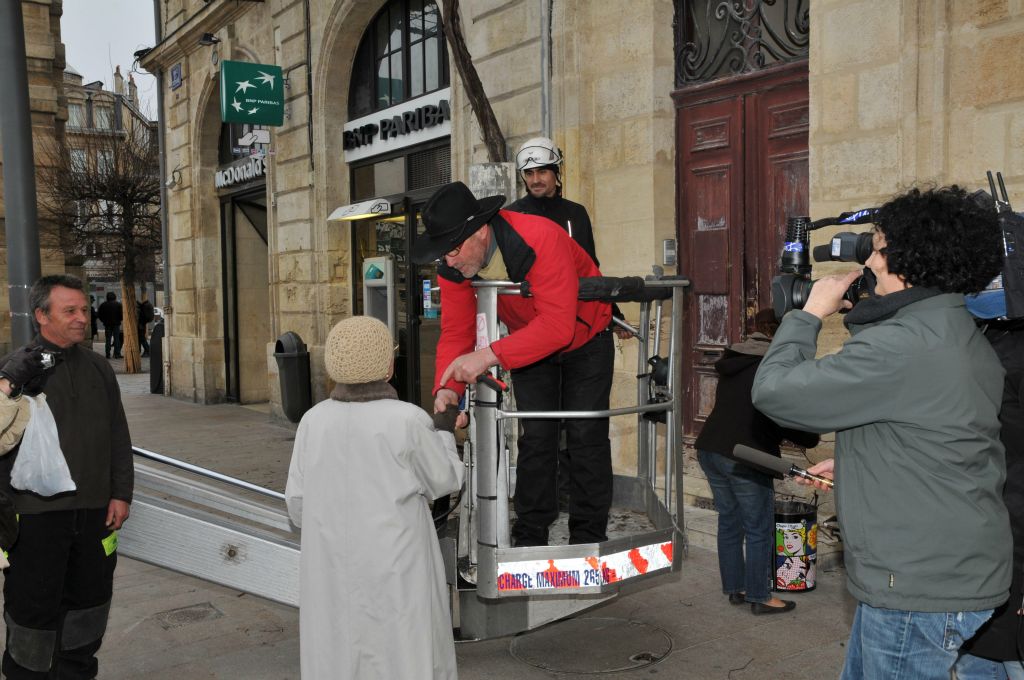 Belle-fille du pharmacien propriétaire de la pharmacie située à l'emplacement actuel du MacDo et de la banque BNP, elle se souvient que le successeur du pharmacien a fait arracher un pied de cépage blanc où elle aimait picorer les grains depuis la fenêtre de sa chambre.