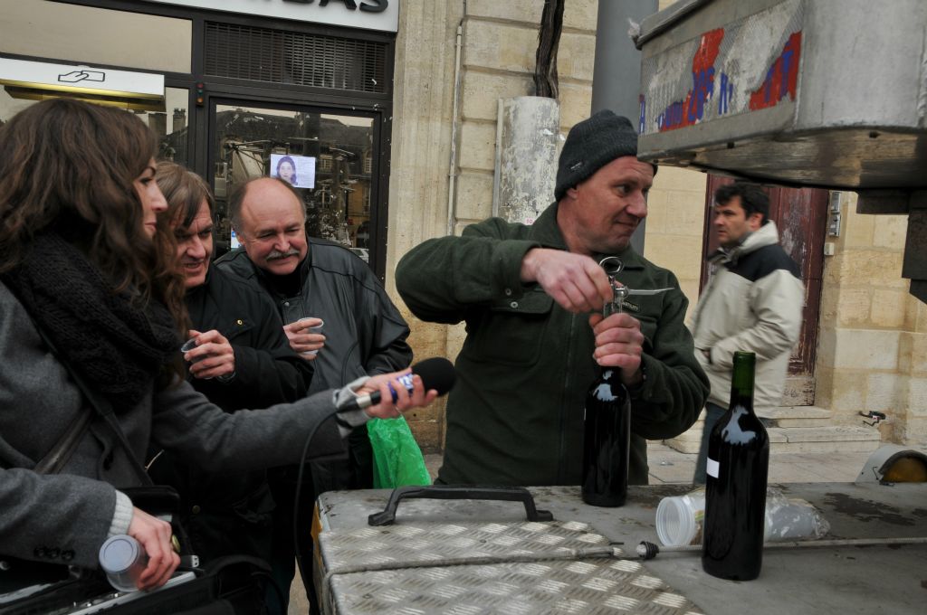 Deux bouteilles des dix bouteilles de tchacouli produites lors dernières vendanges et vinifiées par l'Institut des sciences de la vigne et du vin de Bordeaux Aquitaine.