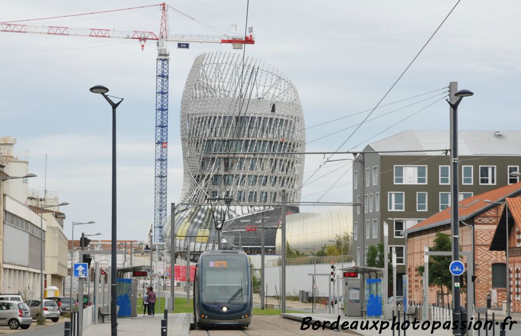 Sa tour est tout au bout des quais du côté des Bassins à flot.