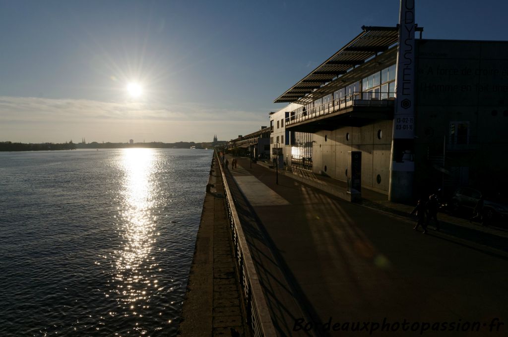 Cap Sciences d'un côté du pont et la Cité de l'autre.