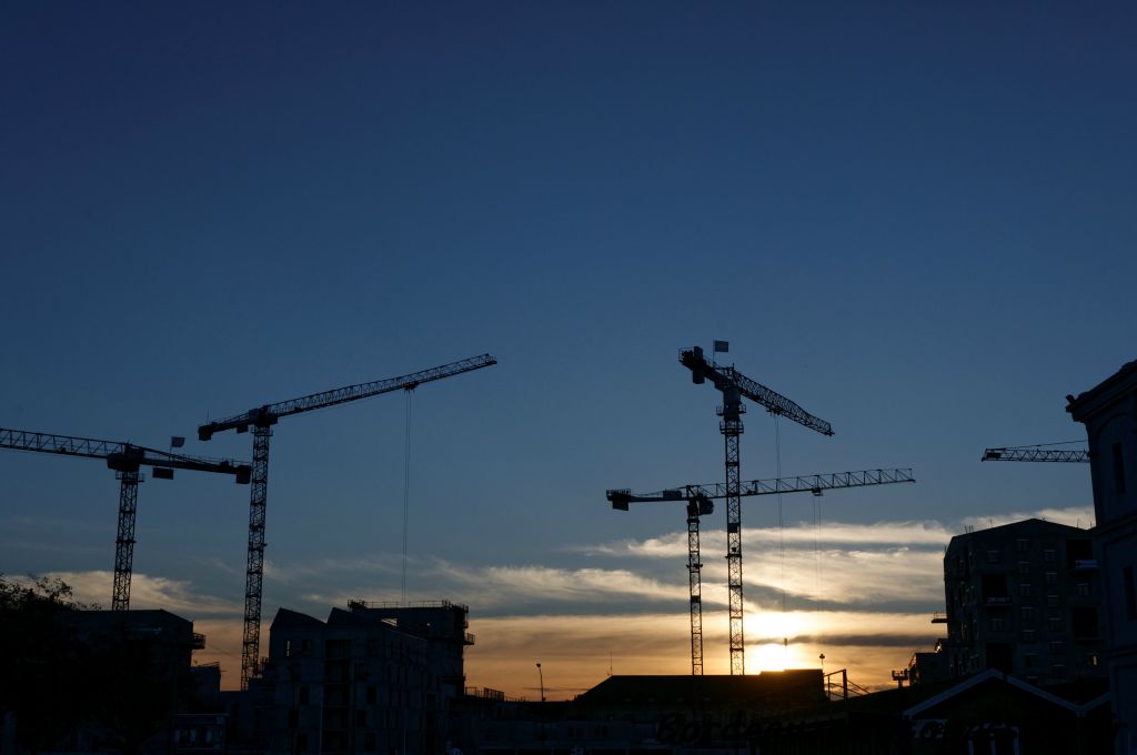 Ce quartier se développe à grande vitesse.  Les grues sont là pour témoigner des nouvelles constructions.