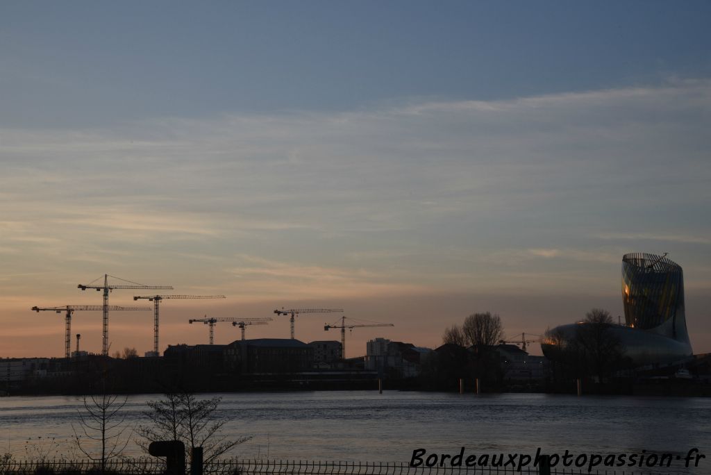 Depuis la rive droite, le coucher de soleil sur le pont Chaban-Delmas et sur la Cité est  magnifique.