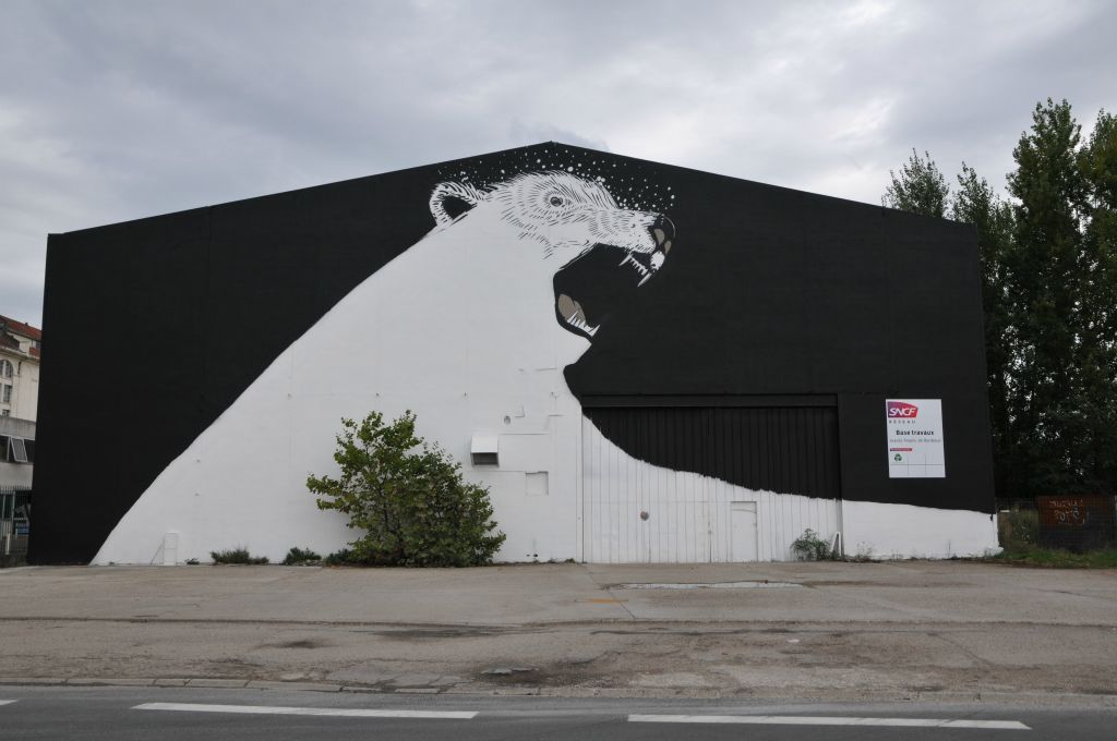 Mouillez-vous pour les océans ! semble dire cet ours polaire géant peint sur un hangar de la rive droite près de l'espace Darwin.