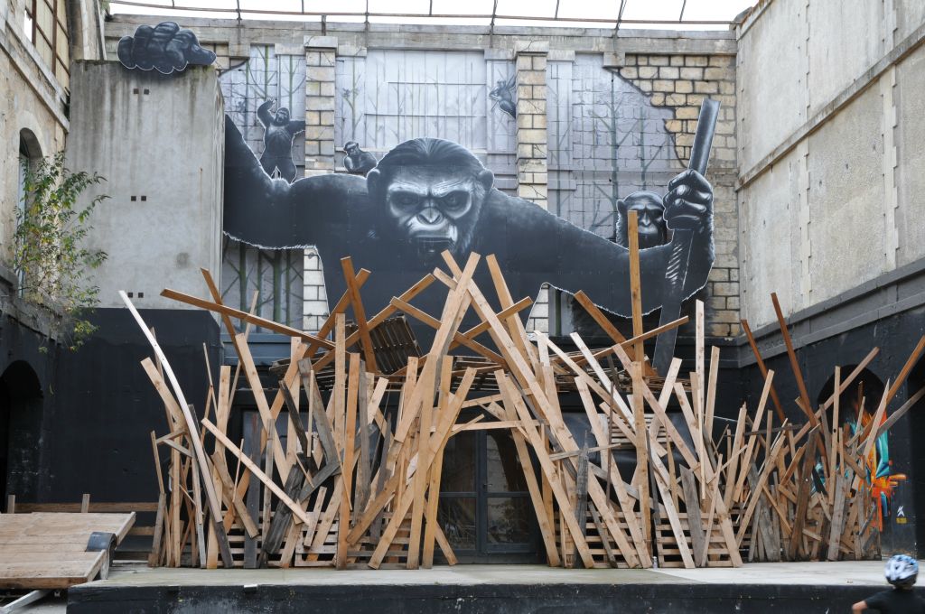 Laurence Vallières dessine et surtout sculpte. Elle lâche ses grands singes pour une exposition engagée.