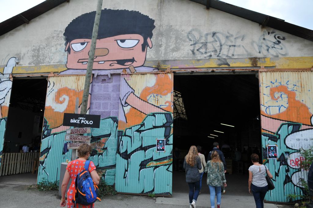 Le hangar abritant le bike polo et lui aussi décoré.