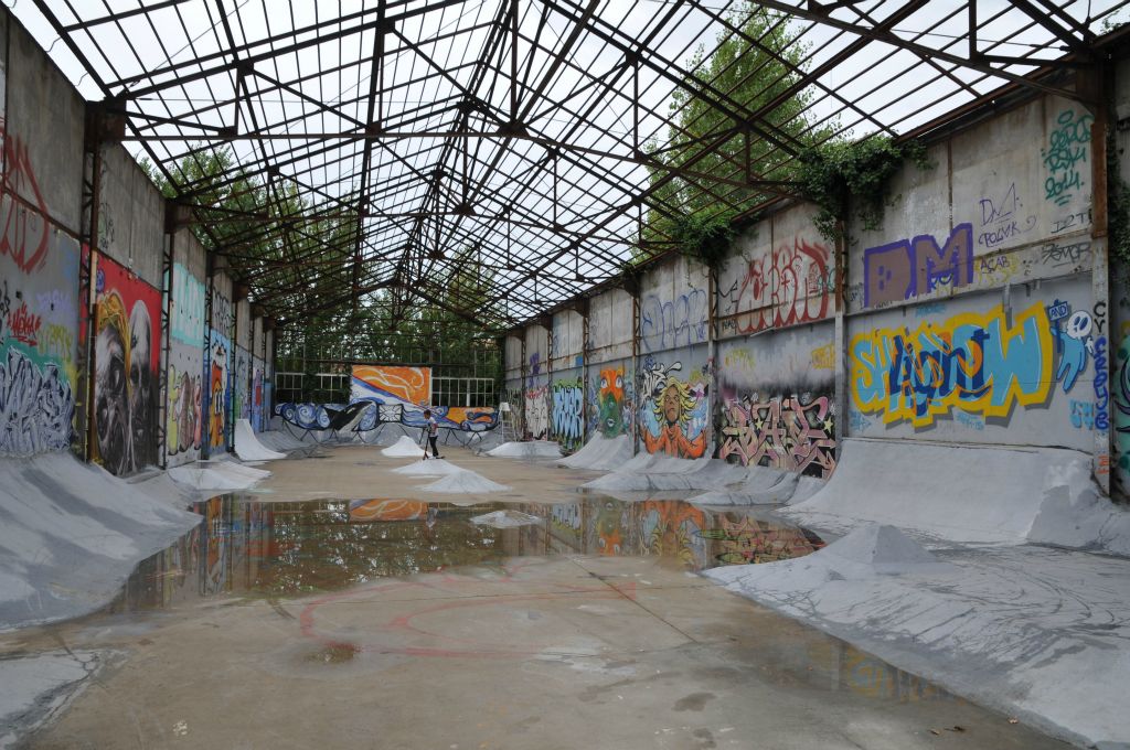 Hangar richement décoré pour les skateurs.