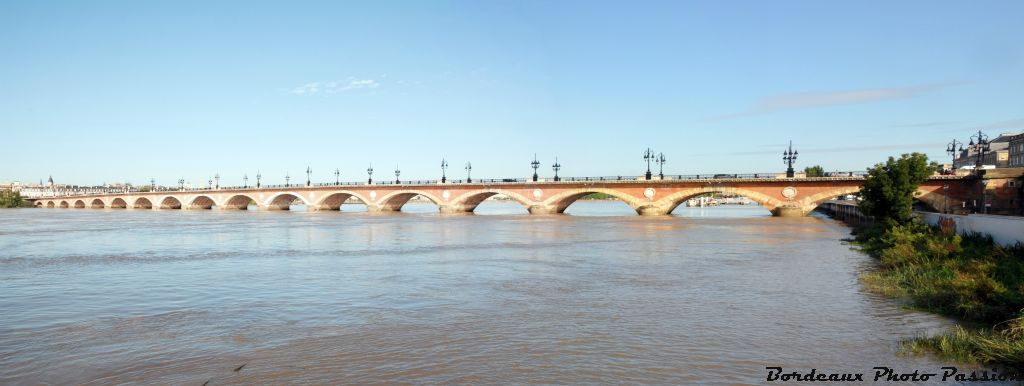 L'activité navale en amont du pont de pierre est plutôt calme en ce mois d'août.