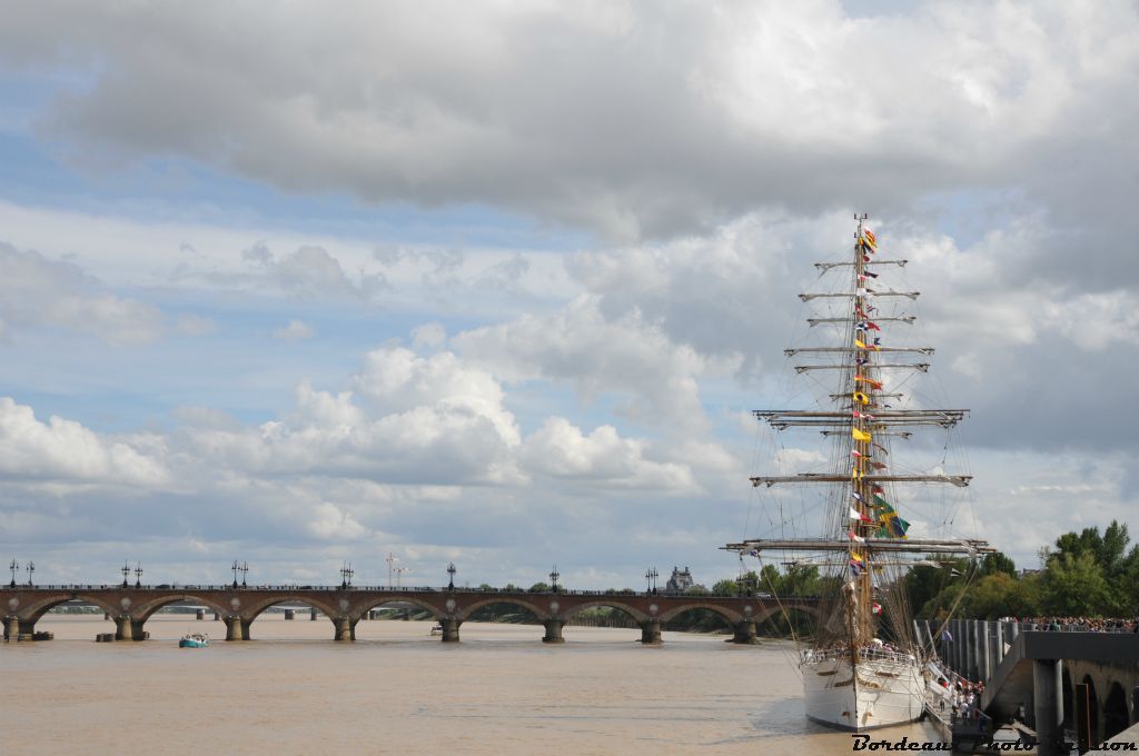 Il n'en est pas de même de l'autre côté du plus célèbre pont de Bordeaux.