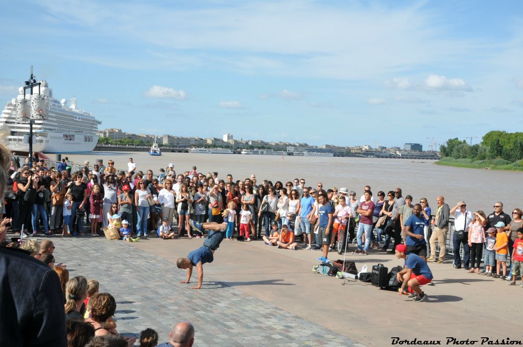 Sur les quais, rive droite, en face du miroir d'eau, il n'est pas rare d'assister à une attraction spectaculaire.