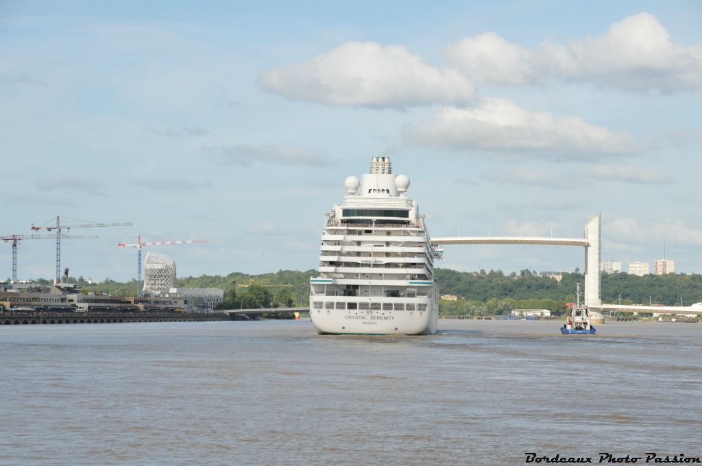 Non le pont Chaban Delmas n'offre pas une passerelle pour aller directement sur le paquebot. Ce n'est qu'une illusion !