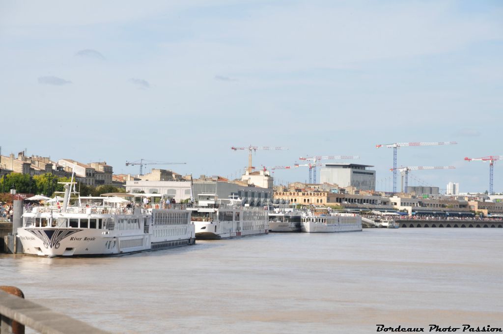 La croisière fluviale s'est développée de façon fulgurante ses dernières années. Il faut s'y prendre assez tôt pour utiliser ces bateaux adaptés à la navigation sur la Dordogne et la Garonne.
