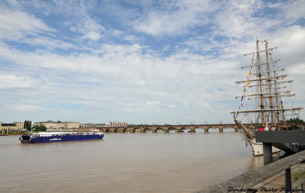 Mais devant le Cisne Branco, un autre type de bateau fait du surplace...