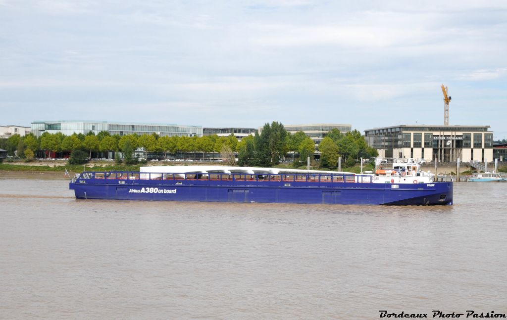 Il s'agit de la barge Brion, chargée de transporter  des élèments de l'air bus A380 de Pauillac jusqu'à Langon. Le trajet final jusqu'à Toulouse s'effectuera par la route.