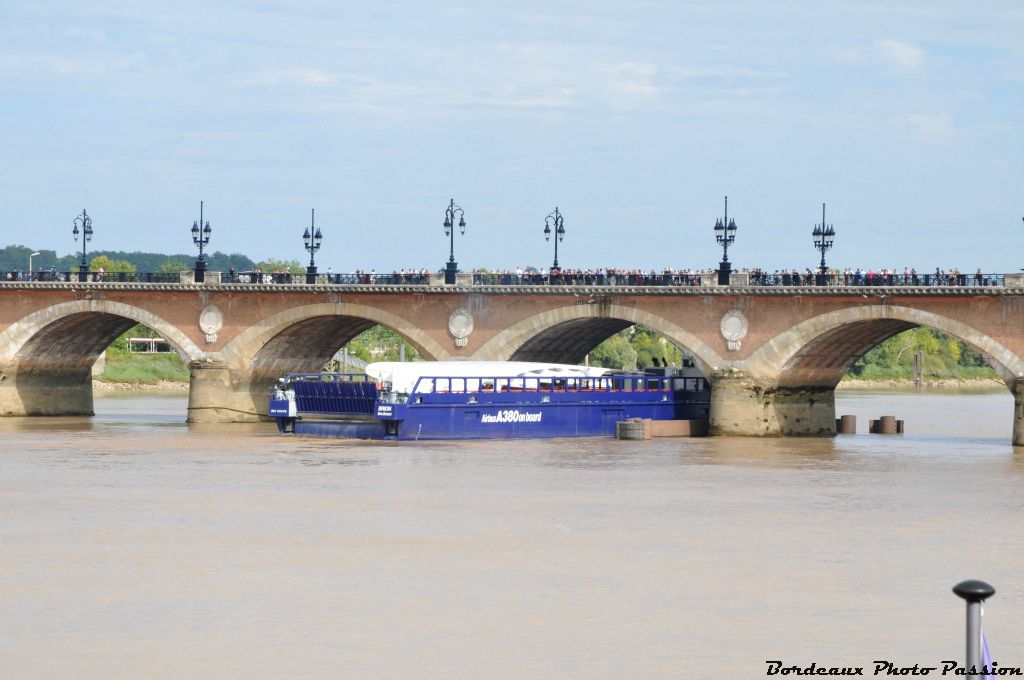Les deux barges le Brion et le Breuil qui viennent régulièrement à Bordeaux, sont dépendantes des coefficients de marée propices à leur  passage sous le pont de pierre.