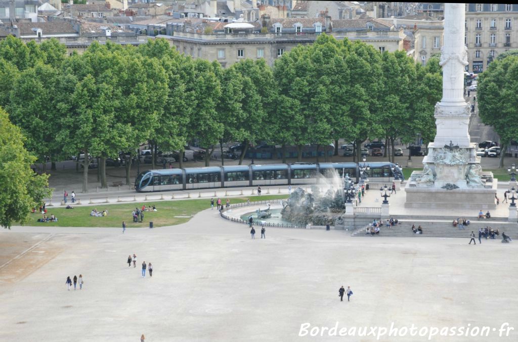 Le tramway contourne inlassablement le monument aux Girondins.