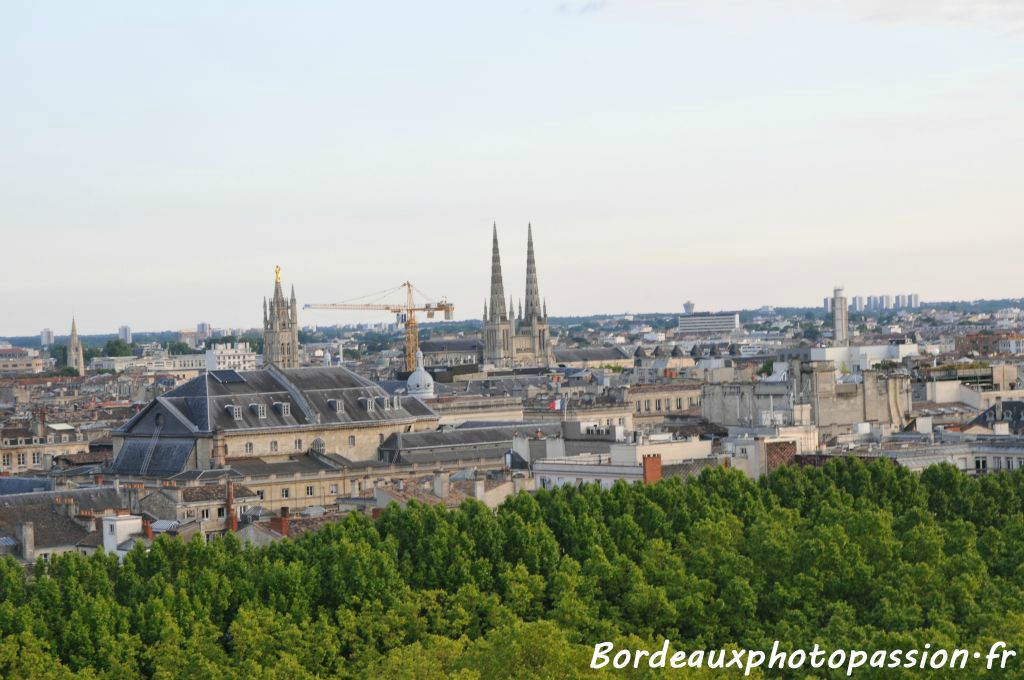 Le toit du Grand-Théâtre, les flèches de la cathédrale Saint-André et sa tour Pey-Berland.