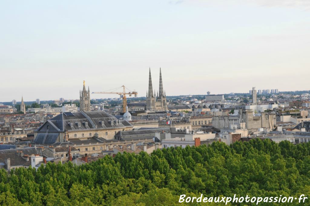 Le toit du Grand-Théâtre, les flèches de la cathédrale Saint-André et sa tour Pey-Berland.