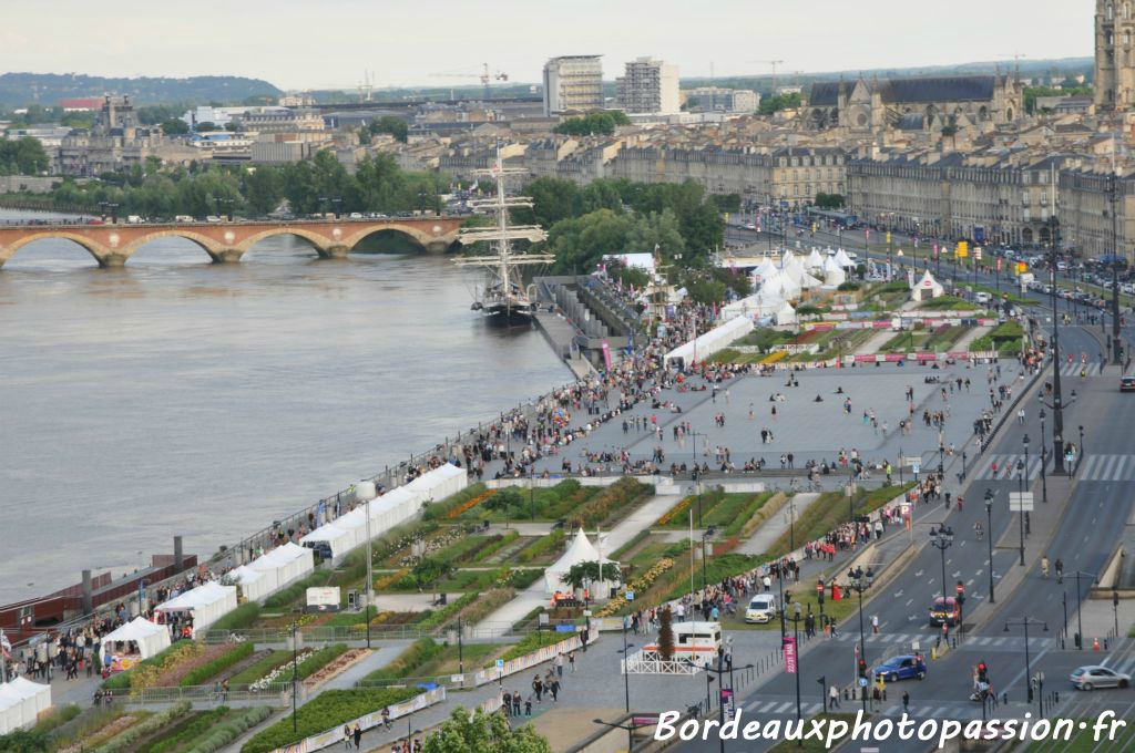 En se tournant vers les quais, on survole la fête du fleuve avec le fidèle Bélem.