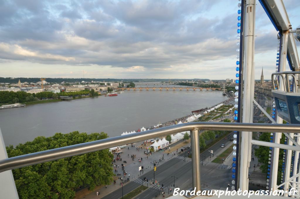 On est bien tout là-haut. Sur la rive droite, le quartier de la Bastide  nargue les tentes blanches de la fête du fleuve sur l'autre rive.