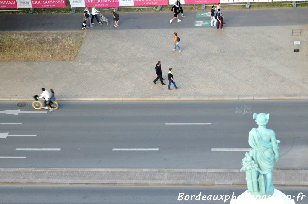 Mais Mercure, dieu du commerce et protecteur des voyageurs surveille le trafic sur les quais.