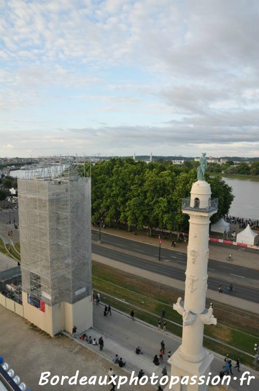 Les colonnes rostrales se refont une beauté. Celle de gauche attend la statue d'Artémis avant d'enlever son échaffaudage.