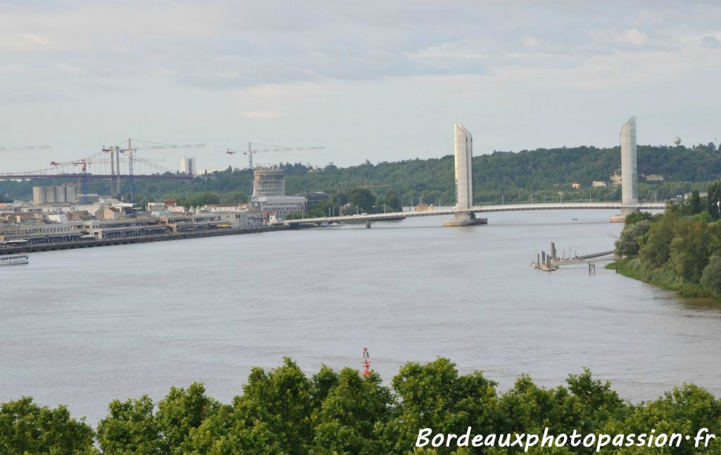 Le pont Chaban-Delmas et ses  53 m de hauteur est bien plus haut que la grande roue.