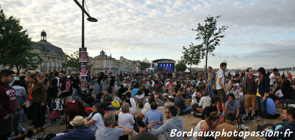 La foule se presse vers le podium de RTL2.