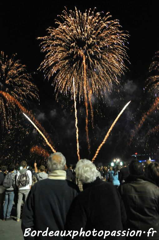 Plus loin face à la place de la Bourse, 80 000 personnes admirent les feux d'artifice.