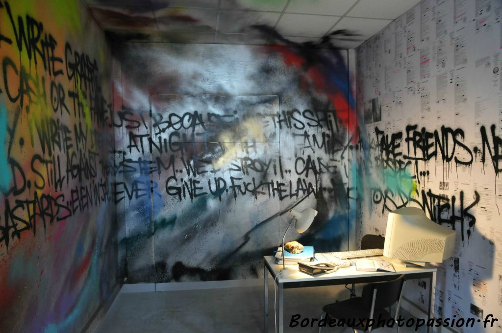 G.A.V. de SIKER. Cette installation dans un ancien commissariat de police pour rappeler qu'il a lui aussi été un détenu à cause de ses graffiti interdits.