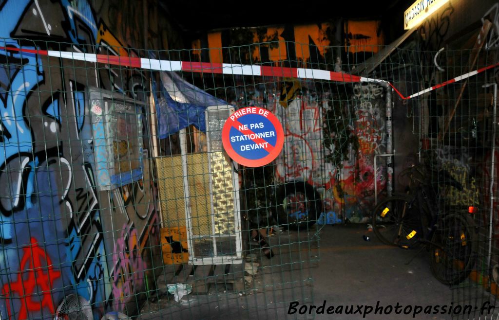 MENA & HYBE nous invitent à pénétrer deux mondes distincts, la ville et sa face cachée au détour d'une ruelle.