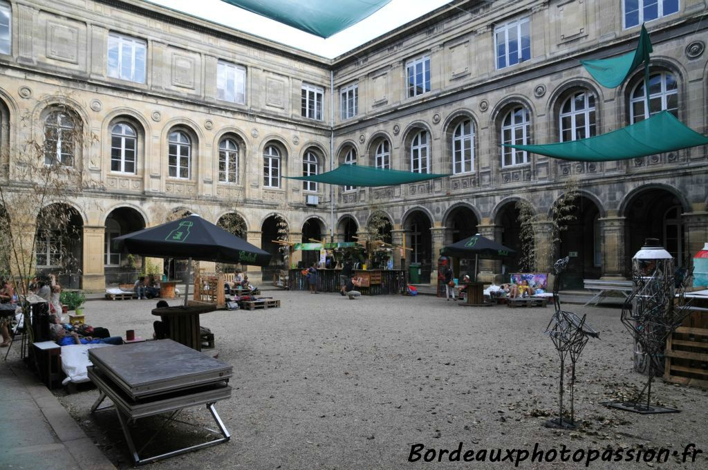 Un accueil détente dans la cour de l'ancien commissariat.